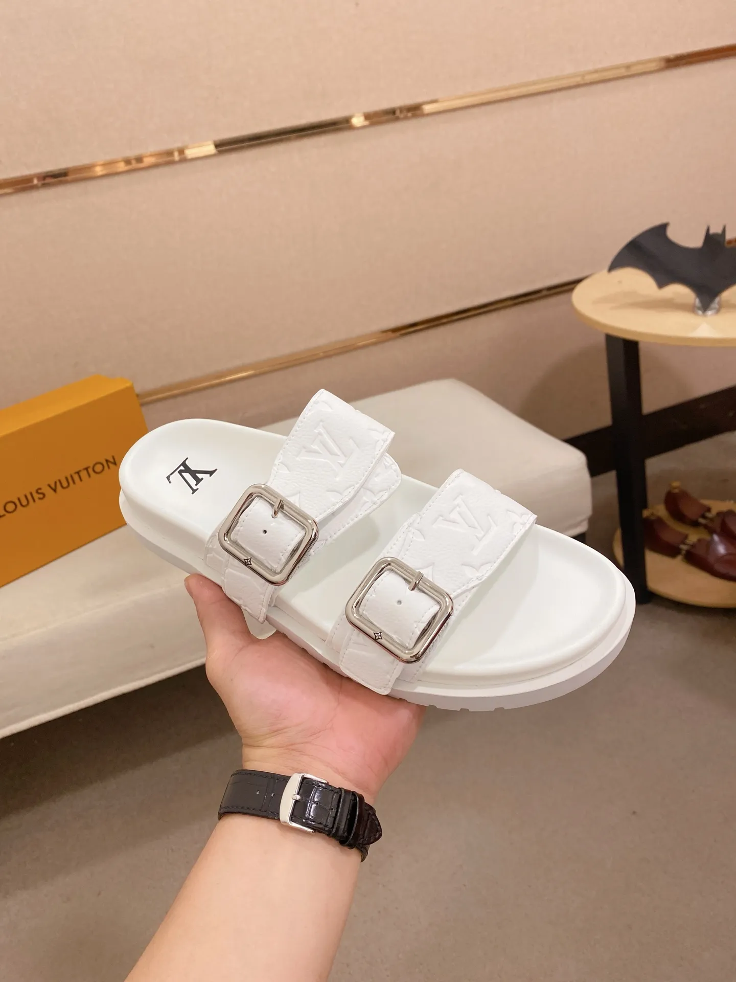 Factory price: 340💰Made by LV🔍Top purchasing agent, synchronized with men's spring and summer slippers counters. The uppers are made of cowhide imported from Italy, with logo graphics and high-quality craftsmanship. Soles: original soles specially provided by the original factory. Exclusive molded soles are super comfortable. Original factory follow-up orders. High quality. You can enter and exit the counter at will. Welcome to compare. Code number is 38-44.